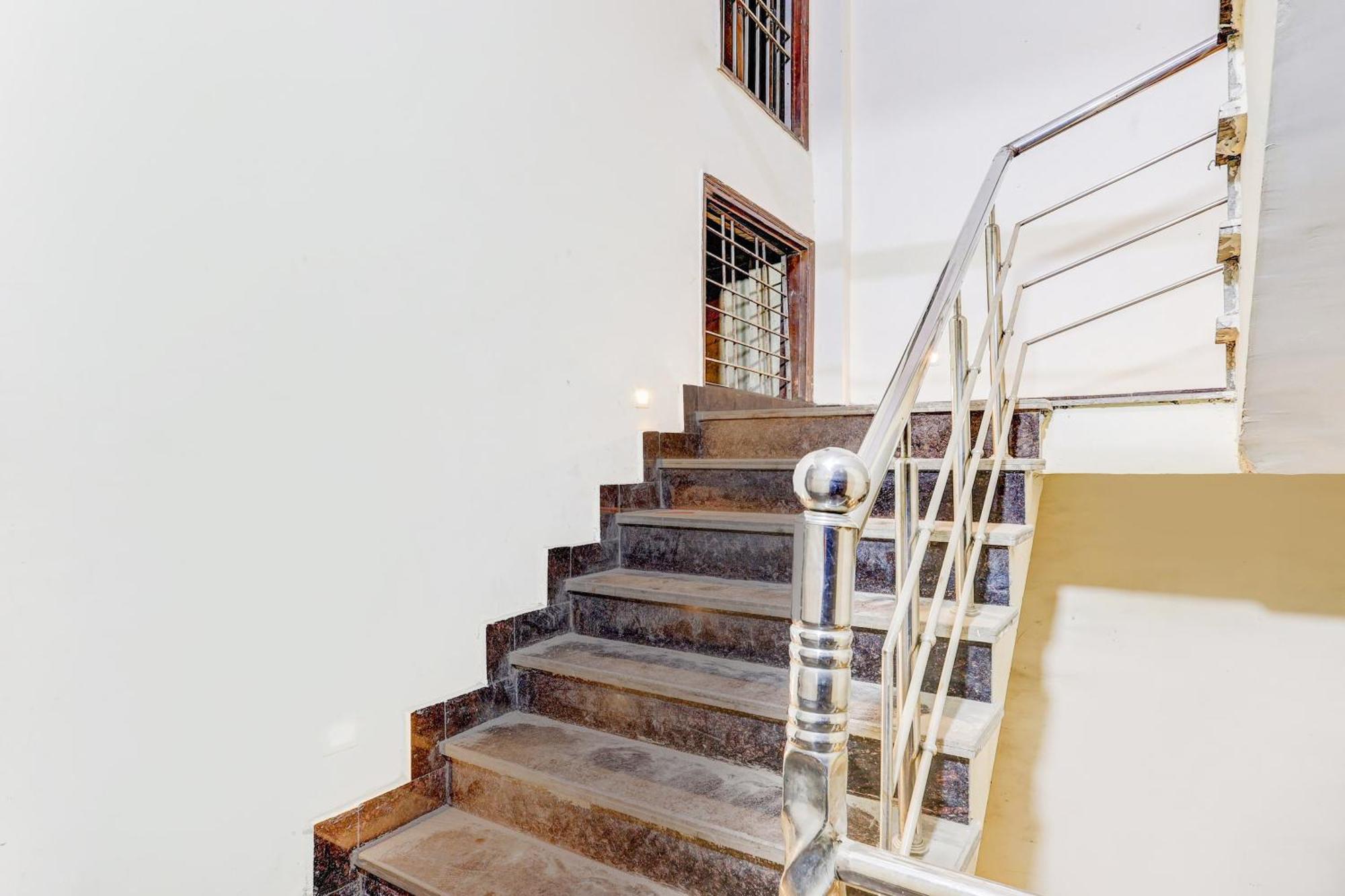Hotel O Hari Nagar Ashram *
